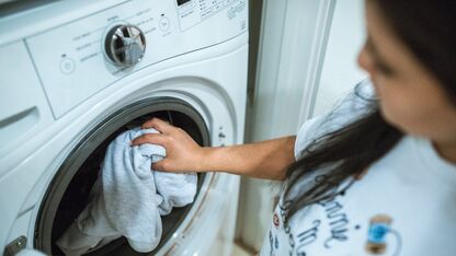 OMG! Experts onthullen waarom het wassen van nieuwe kleding echt héél belangrijk is