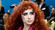 Shine bright: is metallic dé look van 2025?