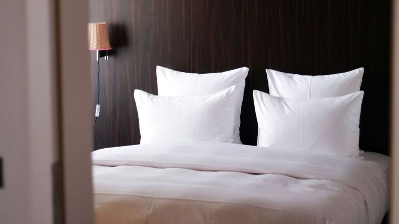 Hotel horror: vrouw merkt rare geur in haar kamer en vindt man