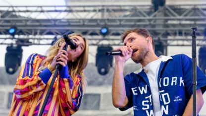ZIEN: Suzan van Suzan & Freek straalt met babybuik on stage