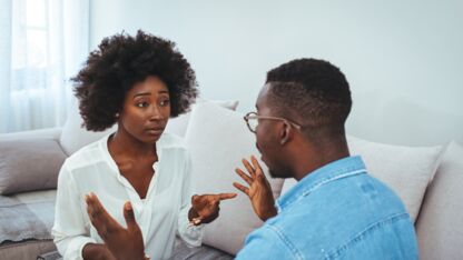 Wat als je nieuwe partner veel vrienden heeft van het andere geslacht, is dit een alarmsignaal voor narcisme?