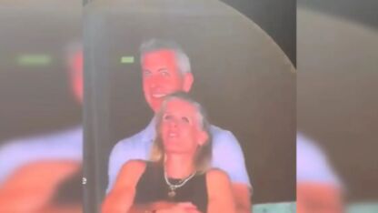 Oeps! Affaire tussen CEO en HR-hoofd gaat viraal door Coldplay’s kiss cam