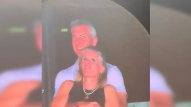 Oeps! Affaire tussen CEO en HR-hoofd gaat viraal door Coldplay’s kiss cam