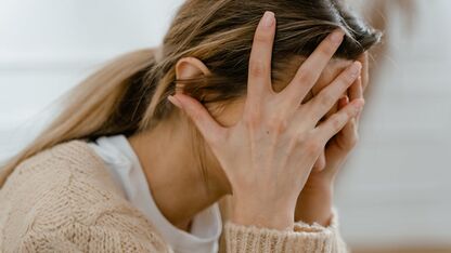 April (52): "Mijn menopauze bleek een hersentumor te zijn"