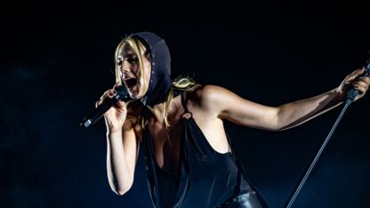 Uh what?! Maan breekt met label na tien jaar & fans zien timing niet als toeval
