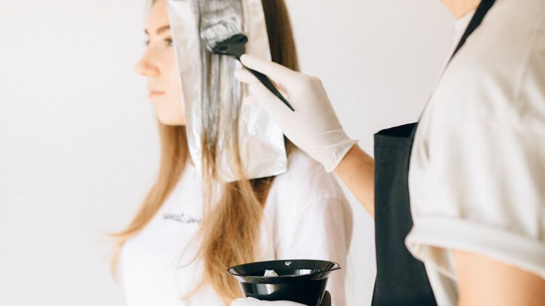 Kappersbezoek gaat helemaal mis: 'Ik wilde mijn haar blond verven, maar ik kreeg brandwonden en haaruitval terug'