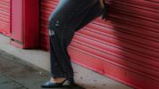 Hakken i.p.v. sneakers? Zo stijl je hakken met een alledaagse outfit
