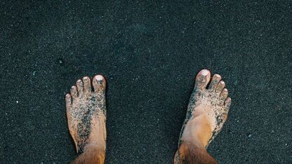 Stinky feet? Influencer zit vast tijdens vlucht met andermans vieze voeten