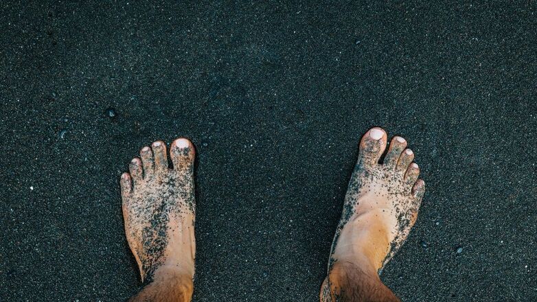 Stinky feet? Influencer zit vast tijdens vlucht met andermans vieze voeten