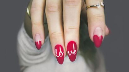 Lucy (35) waarschuwt voor acrylnagels: "Wat ik zag op mijn nagels bleek niet goed te zijn"
