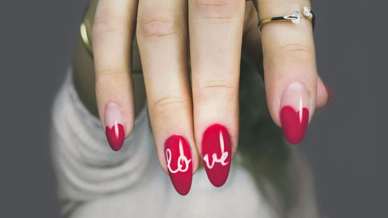 Lucy (35) waarschuwt voor acrylnagels: "Wat ik zag op mijn nagels bleek niet goed te zijn"