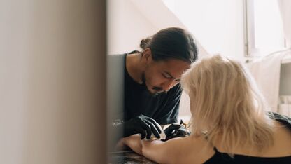 Douchen met een nieuwe tattoo: wanneer mag het weer?