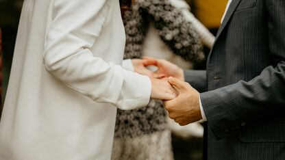 Proposal gone wrong: vrouw verliest bijna haar vinger na huwelijksaanzoek