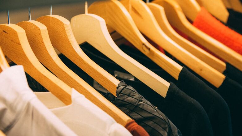 Waarom de beige chino steeds vaker in de kast van je partner hangt