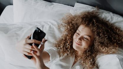 Wat vrouwen echt doen als ze ‘nog even op hun telefoon zitten’