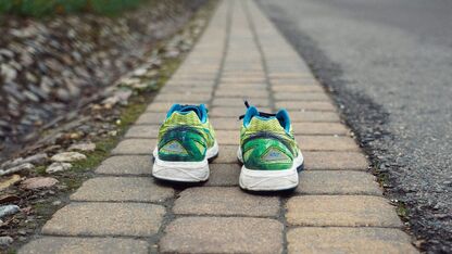 Retro Walking: De wandeltrend die gek oogt maar wonderen doet