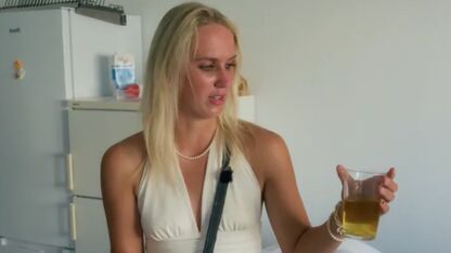 WAT?! Fleur plast in een drinkglas in Proppers in Albu: “Hier kunnen we toch nog gewoon uit drinken?!”
