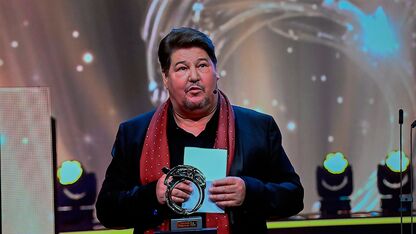 Zieke Martijn Krabbé pakt zijn allereerste Televizier-Ring en héél Nederland pinkt een traantje weg