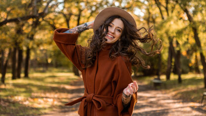 Met deze drie kleuren ben jij dit seizoen helemaal on trend: bruin, bordeaux & grijs