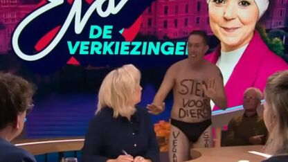 Say What?! Halfnaakte man crasht talkshow van Eva Jinek om deze reden