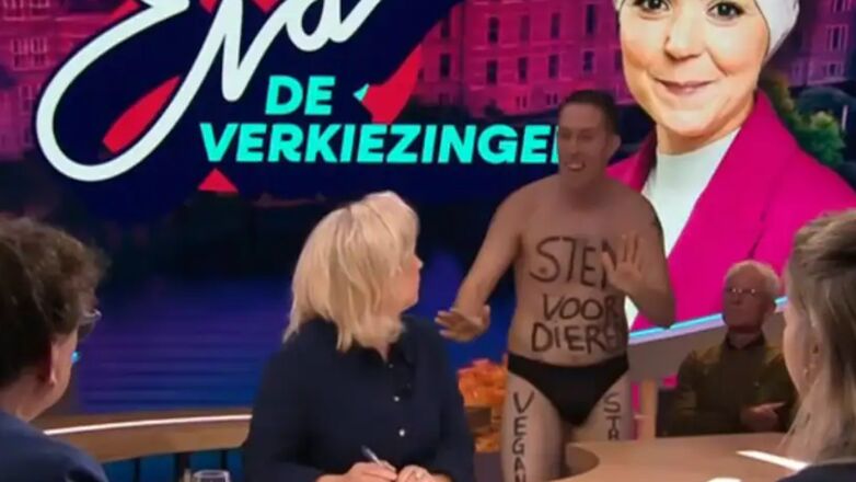 Say What?! Halfnaakte man crasht talkshow van Eva Jinek om deze reden