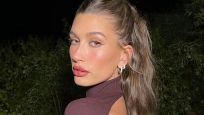 Hailey Bieber komt met dé nieuwe hype voor aan je tas