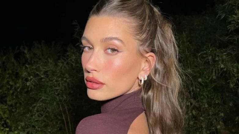 Hailey Bieber komt met dé nieuwe hype voor aan je tas