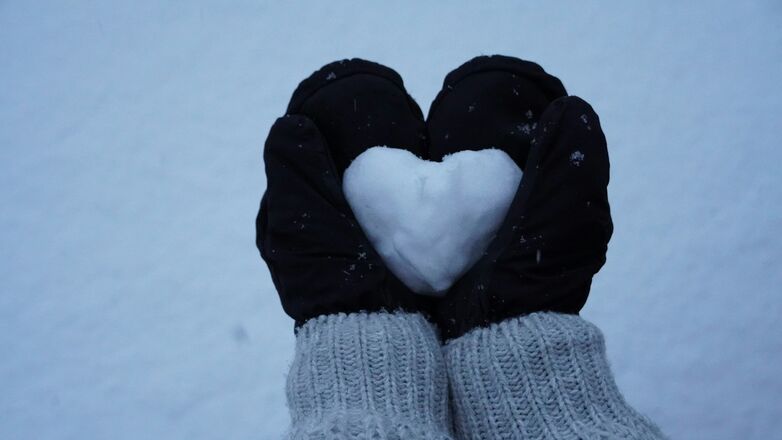 Meer mensen zoeken een winterliefde nu het kouder wordt en dit is wat experts zeggen