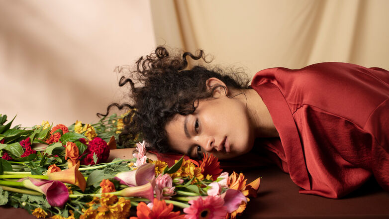 Zo draag je bloemen(prints) in het najaar