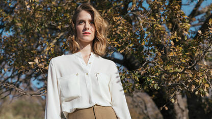 De mooiste blouses voor onder een knit-vestje