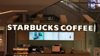 Drama alert! Starbucks biedt excuses aan voor de viral ‘bear cup’ die fans woedend maken