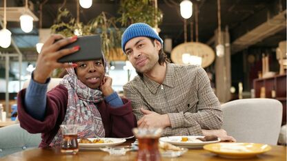 “Throning” is de volgende TikTok dating trend om te ontwijken