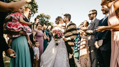 Heb je binnenkort een bruiloft? Dit is wat je kan aandoen met het koude weer