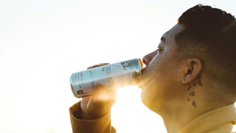 Kijk uit met energydrink! Man kan niet meer lopen door zijn verslaving: hoe slecht is het drankje nou echt?