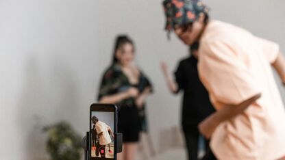 Isaiah (20) zijn vriendin is twee druppels water met z'n moeder: "Het maakt me niet uit dat er kritiek op is"