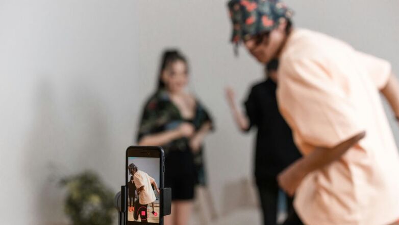 Isaiah (20) zijn vriendin is twee druppels water met z'n moeder: "Het maakt me niet uit dat er kritiek op is"