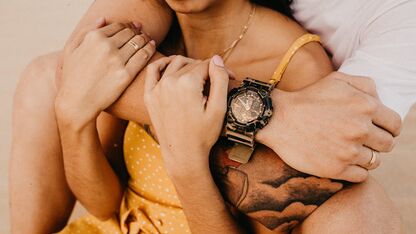 Amy (28) liet haar vriend bespioneren na vreemd gedrag: ‘Toen stortte mijn wereld in.’