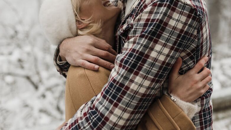 Man (25) ontdekt geheime tweeling en ziet zijn huwelijk bijna in duigen vallen