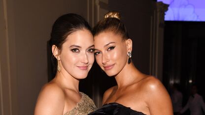 WOW! Om dit bizarre café-incident riskeert de zus van Hailey Bieber nu een gevangenisstraf