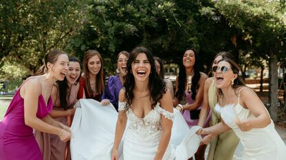 Rawr! Bruid verrast haar gasten met bijzondere look