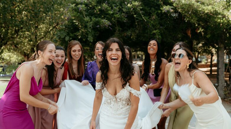 Rawr! Bruid verrast haar gasten met bijzondere look
