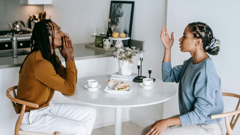 Jaloezie in je relatie? Zo ga je er mee om