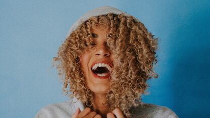 Hier moet een goede föhn voor krullen aan voldoen