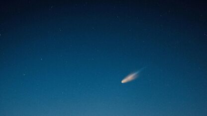 ZIEN! Meteoriet valt uit de lucht en slaat gat in Duits huis 'Zo groot als een voetbal'