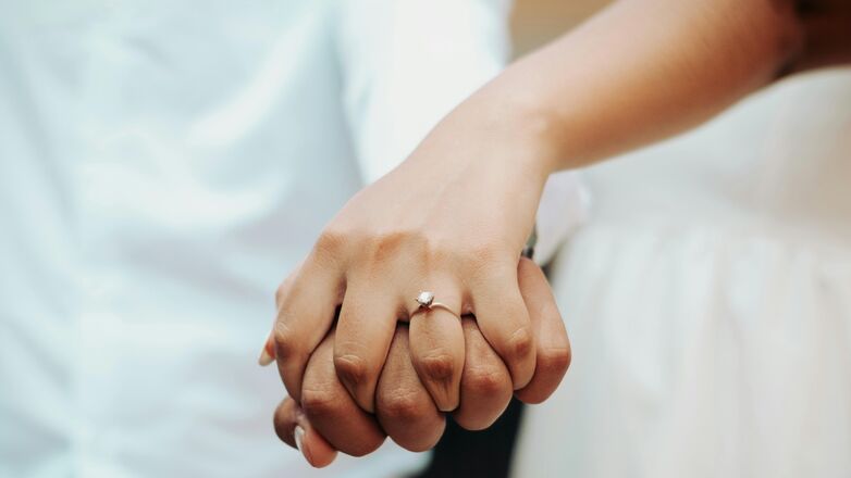 Love at first sight?! Dani (22) zag haar vriend voor het eerst en was 24 uur later verloofd