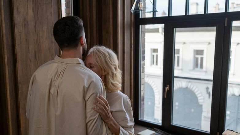 Cougar much: 72-jarige oma trouwt 27-jarige man voor een visa