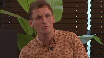 Oelala… nachtbeelden uit De Bondgenoten: wie ligt er ineens bij Roland in bed?!