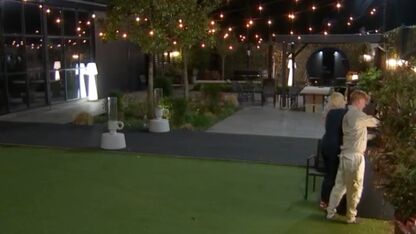 Juicy! Casper en Fianca hebben stiekeme vrijpartij op déze bizarre plek in De Bondgenoten-loods