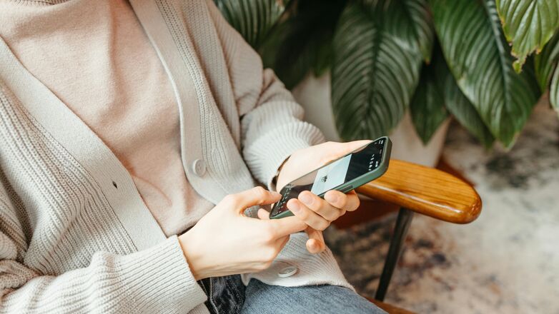 Van scrollen tot snacken: onschuldige gewoontes die slechter voor je zijn dan je denkt