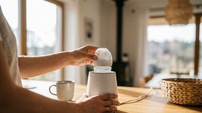 Het verschil tussen een flessenwarmer, magnetron en warm waterbad
